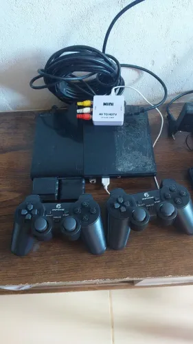PlayStation 2 com jogos e controles sem fio