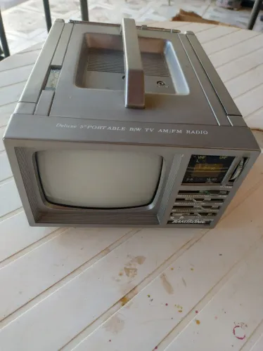 Tv portátil 5" preto e branco funcionando