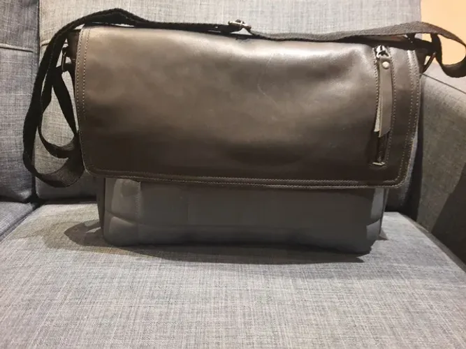 Bolsa carteiro em couro frente quadriculada