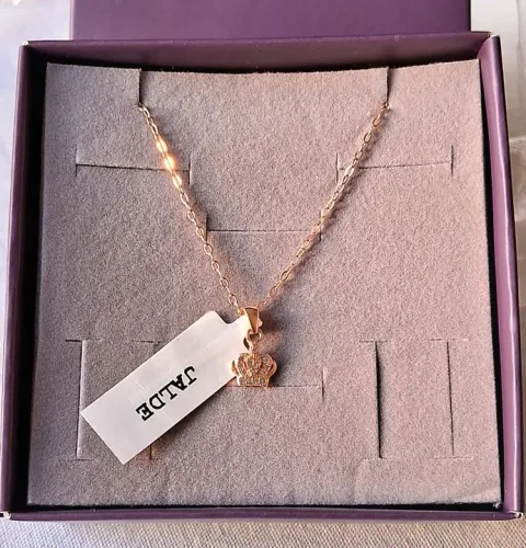 Colar feminino com pingente de coroa