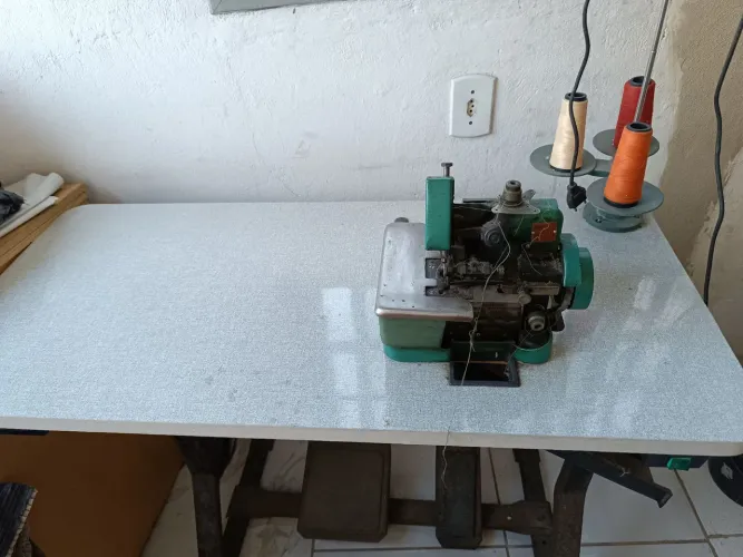 Máquina de costura overloque