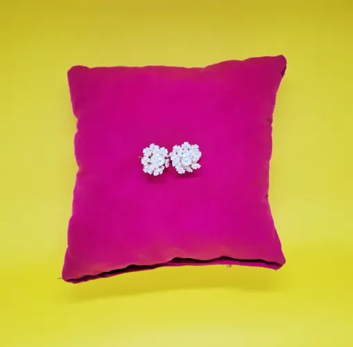 Par de Brincos Feminino - Flores Brancas com Pérola