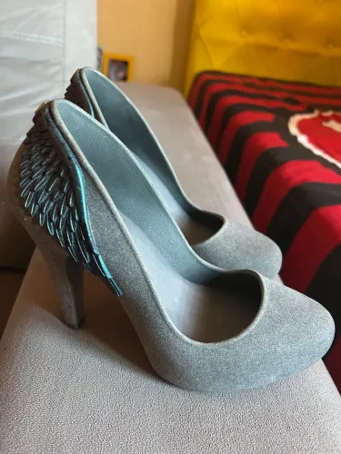 Scarpin Cinza com Detalhe de Asa
