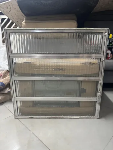 Basculante de Alumínio com Vidro - 80x80