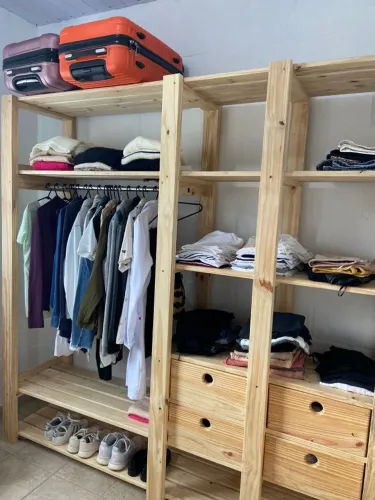 Guarda Roupas e Closet Aberto em Madeira Maciça - Atelier Gato Branco