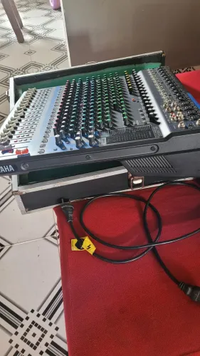Mesa de Som Yamaha MG20XU com case
