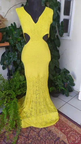Vestido longo em tricô amarelo 