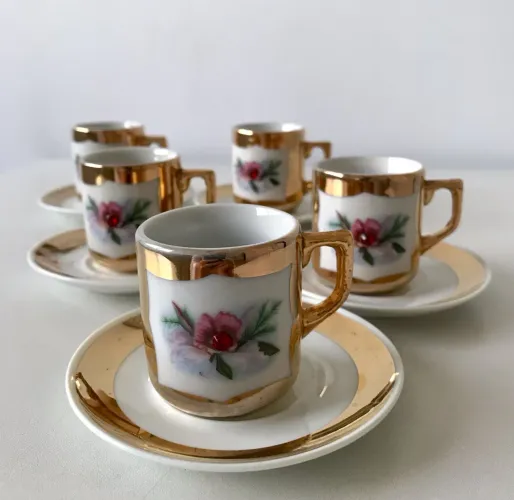 Jogo de xícaras de café Porcelana Real com detalhes dourados