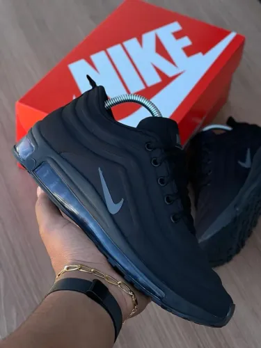 Nike Air Max 720 - Preto com detalhes em Rosa