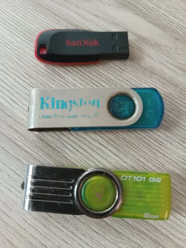Pen drives Sandisk, Kingston e Generic 2GB Usados