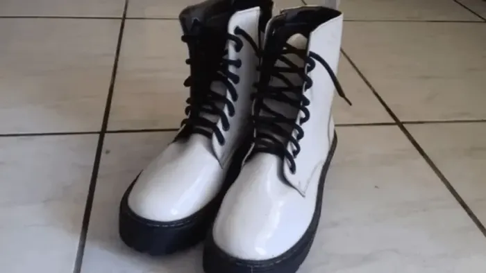 Coturno bota lindo na cor branca de verniz solado tratorado
