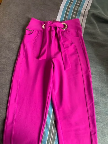 Calça feminina cor de rosa com detalhe em laço 