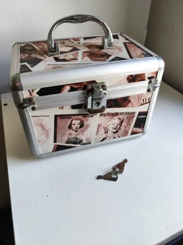 Pequena MALETA/Baú/ porta jóias,etc com chave.