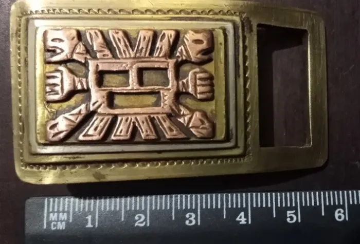 Antiga e rara fivela decorada com a divindade Maya Gucumatz