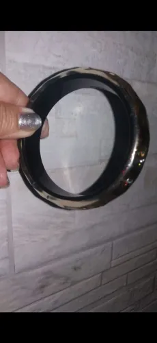 Pulseira de resina preta com detalhes