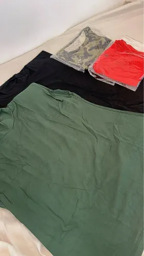 Camisas e camisetas diversas cores e estampas