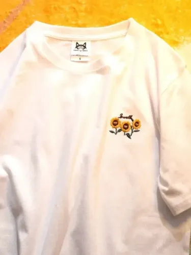 Camiseta girassol bordado, gola redonda, manga curta unissex 