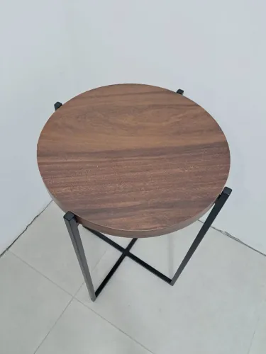 Mesa de Apoio com estrutura metálica e tampo em madeira 44x65cm