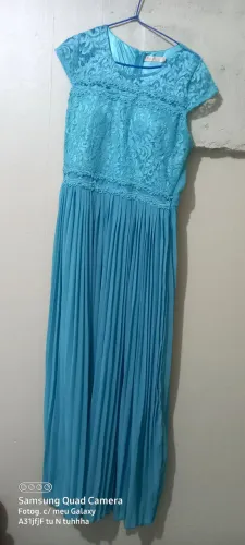 Vestido azul de renda e plissado
