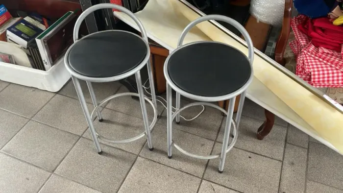 2 banquinhos otimos estado retirar na Av Palamres SA