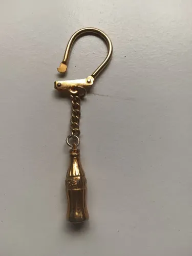 Lindo e raro chaveiro dourado, garrafa de metal coca cola,metade do século passado raro ch