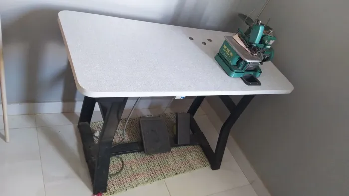 Mini Máquina de costura em excelente conservada. Somente interessados chamar no PV.