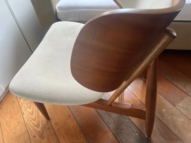 Poltrona de design em madeira e tecido