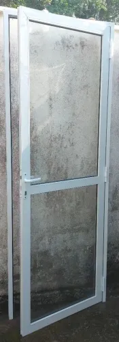 Porta em alumínio com vidro.