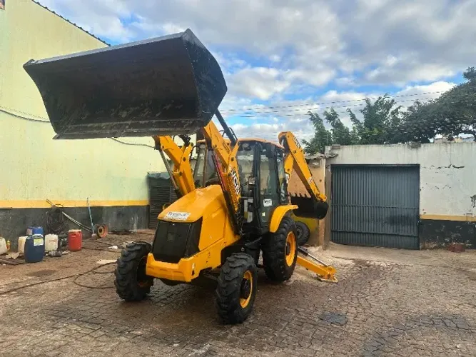RETRO ESCAVADEIRA JCB 3CX 2023 2.086 HORAS.