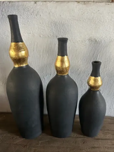Conjunto de 3 Vasos Decorativos Pretos com Detalhes Dourados