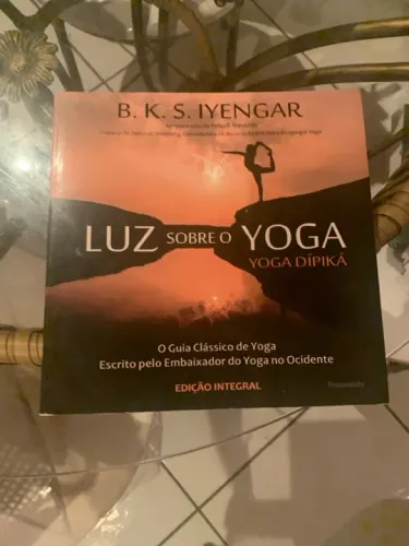 Livro Luz Sobre o Yoga - B.K.S. Iyengar