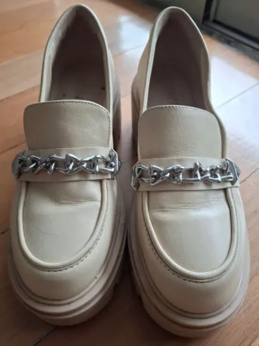 Sapato de couro Schutz