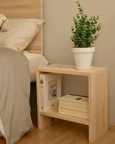 Mesa de cabeceira em madeira pinus com prateleira