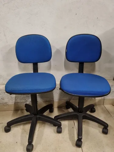 Cadeira Azul Com Rodinhas Sem Apoio de Braço Semi Nova Ótimo Estado 