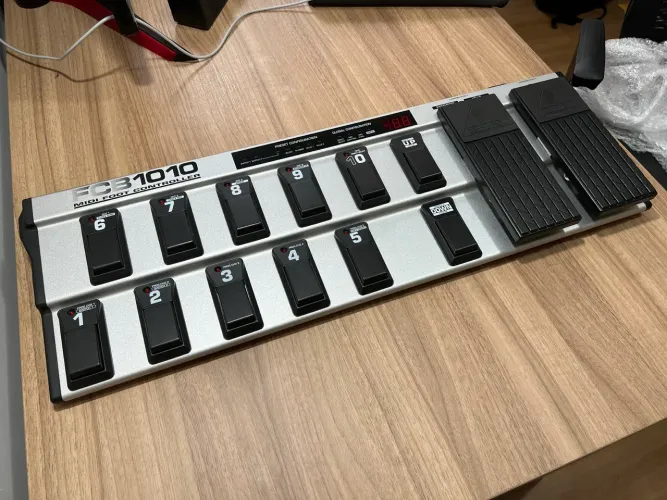 Controladora Behringer FCB1010 Midifoot Controller Pedaleira 127V
