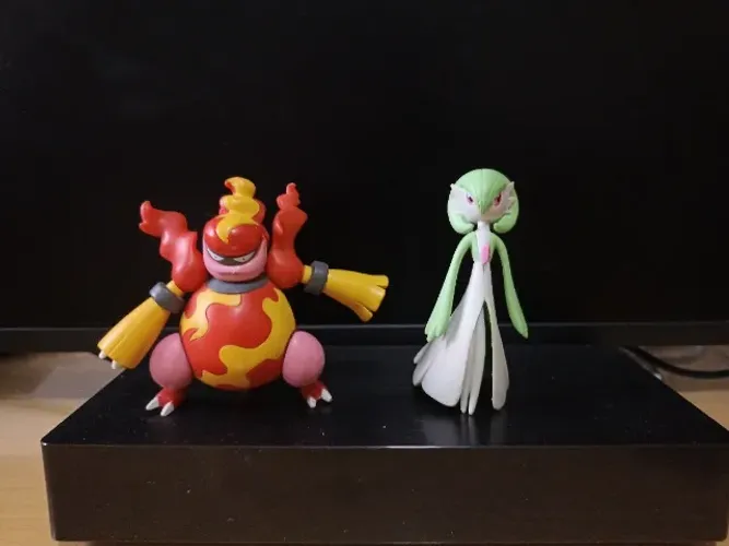 Pokemon - Set de dois pokémons - Gardevoir e Magmortar