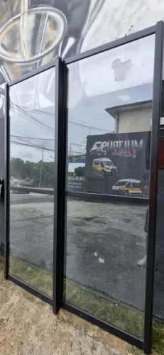 Portas de vidro e alumínio com estrutura preta