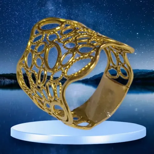 Anel de Ouro Amarelo com Desenhos Vazados e Detalhes em Baixo Relevo