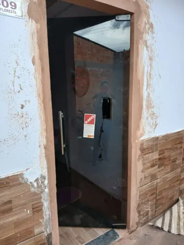 Porta de Vidro Temperado Elegante e Moderna