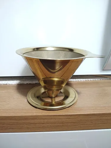 Coador de café dourado