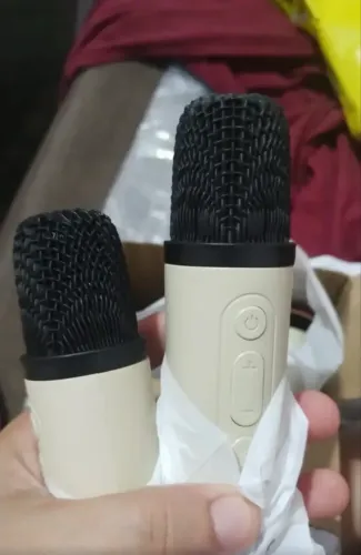 Mini Karaokê S/ Fio 2 Microfones Caixinha Som Led Bluetooth Cor Bege