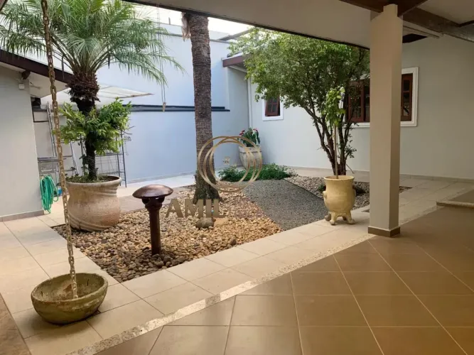Aluga-se Casa, 265 m², 4 Quartos, 1 Suíte, 3 Vagas, Bairro Jardim América - São José dos C