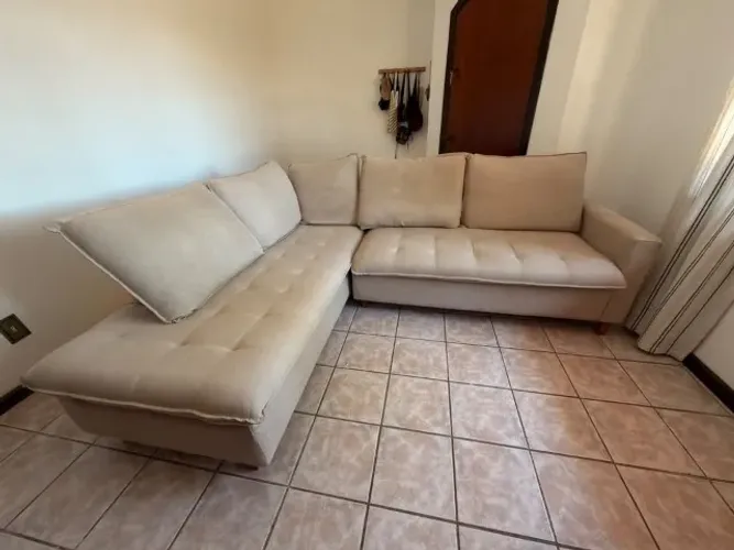 Sofá em L (chaise) bege em linho, 2 anos de uso, higienizado profissionalmente