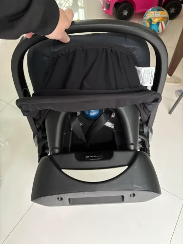 Bebe conforto com base de carro e base de acoplar no carrinho
