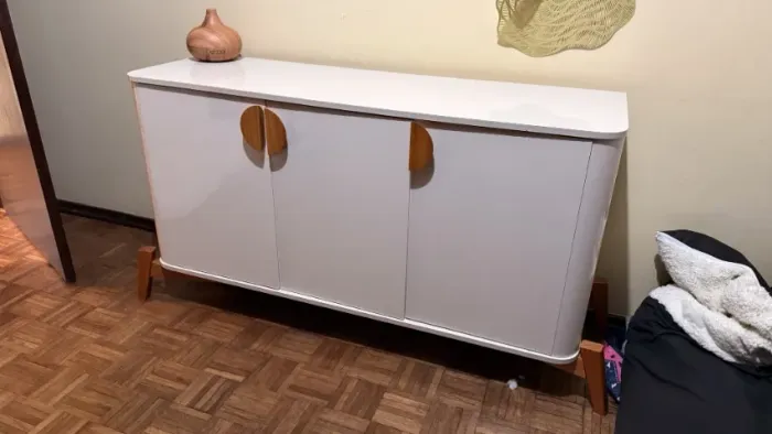 Balcão buffet 3 portas branco laqueado com pés e puxadores de madeira - bem novo