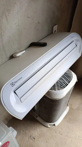 Vendo esse Ar condicionado com defeito na condensadora 