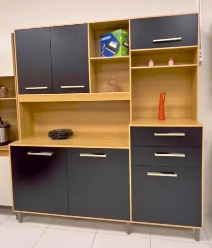 Armário Reforçado com Muito Espaço Interno