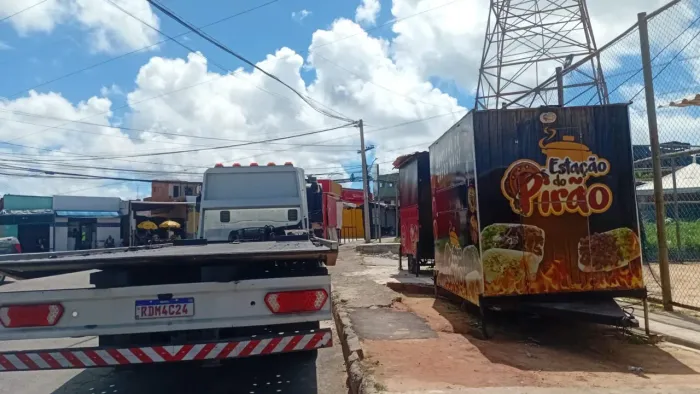 Vendo Ford truk todo no acm 2 metros de largura por 3 metros de comprimento