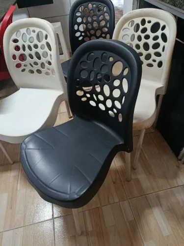 4 Cadeiras plastica com pés cromado e muito resistente