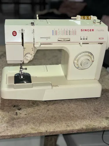Máquina de Costura Singer Facilita, Preço bom pra sair logo!!